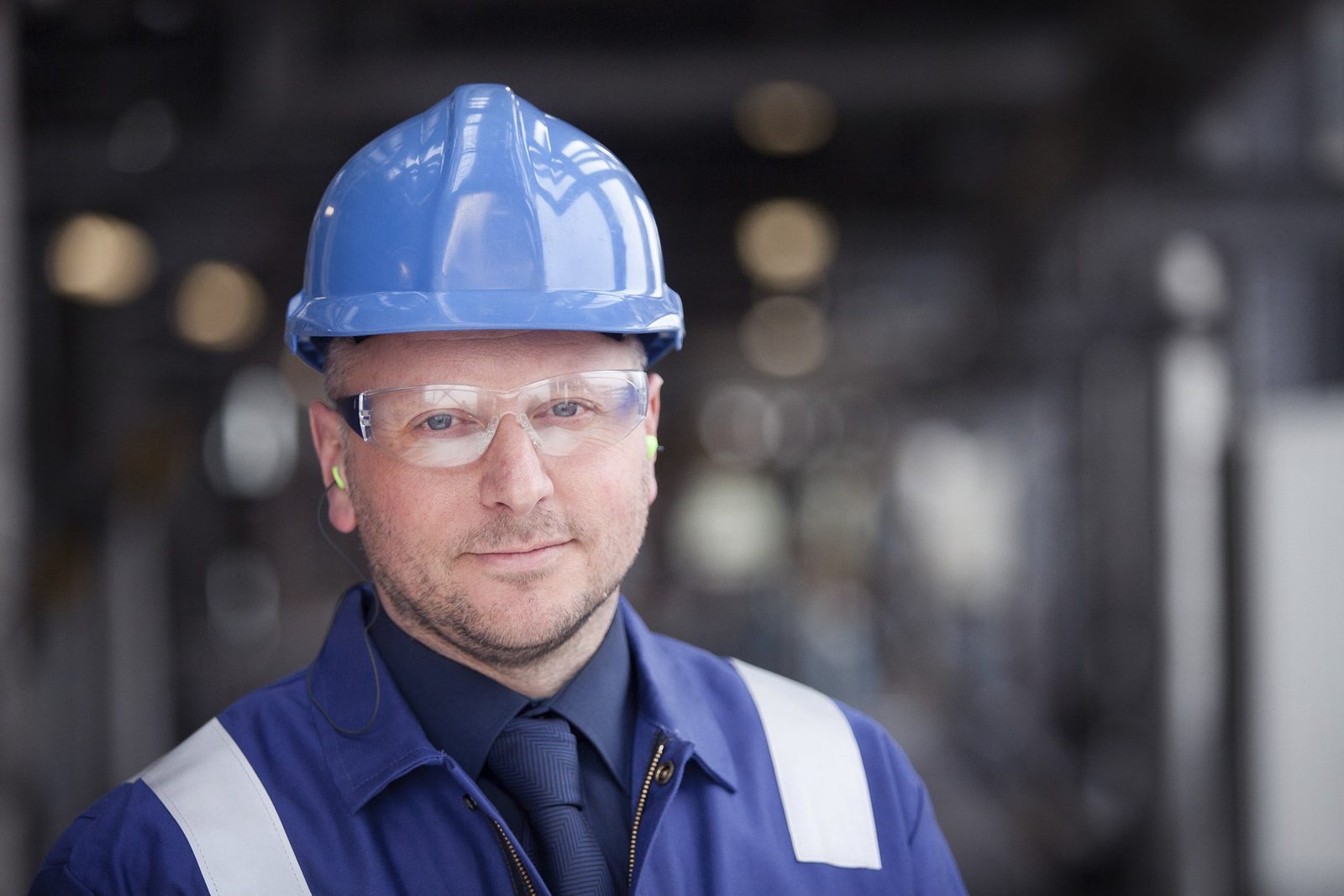 corporate-industrial-photography-portrait-engineer-hard-hat-bluelow res.jpg
